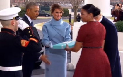 S-a dezlegat misterul. Ce a primit Michelle Obama de la Melania Trump, in cutia bleu, in ziua in care noul presedinte al SUA s-a instalat la Casa Alba