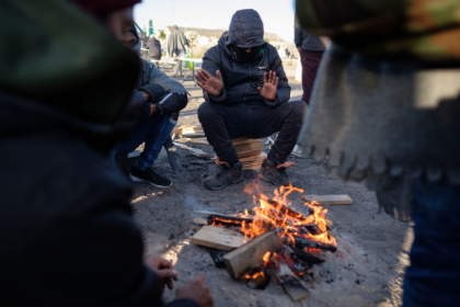 Ciocniri violente intre migrantii din Calais. Cel putin 18 persoane ranite, dintre care 5 grav