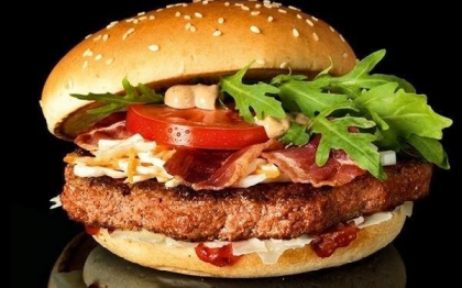 Cel mai scump hamburger lansat pana acum de McDonald\'s. Cum arata sandvisul de 150 de lei