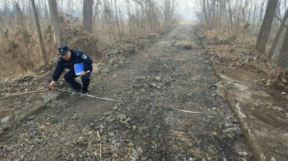 A furat intr-o noapte 800 m de asfalt de pe un drum din China. L-a vandut cu 640 € A furat intr-o noapte 800 m de asfalt de pe un drum din China. L-a vandut cu 640 €