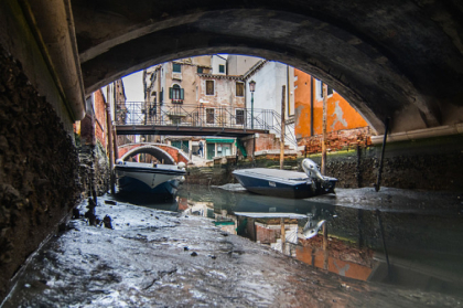 Peisaj dezolant in Venetia. Canalele au secat, iar gondolele sunt ingropate in noroi - GALERIE FOTO Peisaj dezolant in Venetia. Canalele au secat, iar gondolele sunt ingropate in noroi - GALERIE FOTO