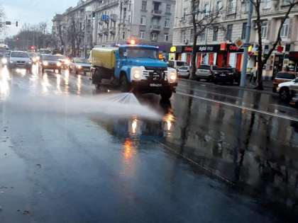 Primaria a inceput "sa spele glodul" de pe strazile din capitala - FOTO si VIDEO Primaria a inceput "sa spele glodul" de pe strazile din capitala - FOTO si VIDEO