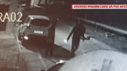 Atac infiorator filmat. Un tanar din Romania a ramas fara un picior, dupa ce a fost injunghiat de un prieten Atac infiorator filmat. Un tanar din Romania a ramas fara un picior, dupa ce a fost injunghiat de un prieten
