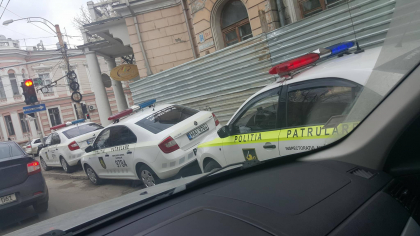 "Expozitie de masini ale politiei" pe un trotuar din capitala. Mai multe automobile ale agentilor de patrulare, surprinse parcate, in coloana, pe bordura unei strazi, impiedica accesul pietonilor. Ce spun autoritatile - FOTO