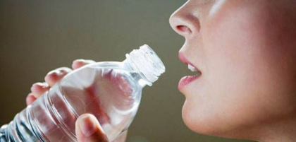 De ce nu trebuie sa bei de mai multe ori din aceeasi sticla de plastic! Efectele sunt teribile