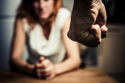Femeie obligata sa plateasca daune morale, dupa ce si-a acuzat vecinul la nervi ca isi bate sotia