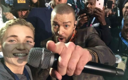 Un adolescent a devenit celebru dupa ce Justin Timberlake s-a fotografiat cu el la Super Bowl - VIDEO Un adolescent a devenit celebru dupa ce Justin Timberlake s-a fotografiat cu el la Super Bowl - VIDEO