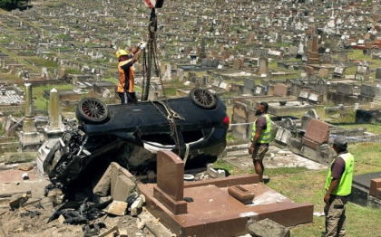 Un sofer beat si-a distrus Mercedesul dupa ce a intrat cu masina intr-un cimitir - FOTO