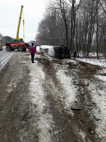 Un camion care transporta combustibil a ajuns in sant, dupa ce a fost lovit in plin de un SUV. Ambii soferi, transportati la spital - FOTO