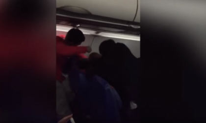 Bataie intr-un avion, dupa ce un pasager beat si-a aprins o tigara -
 VIDEO