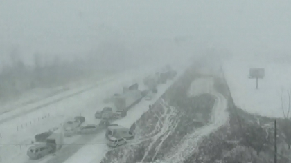 Ghetusul de pe drum si vizibilitatea foarte rea a provocat un carambol pe o autostrada din statul american Iowa