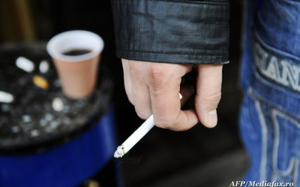 STUDIU. Oamenii de stiinta au descoperit ca tigara fumata la cafea are efecte negative