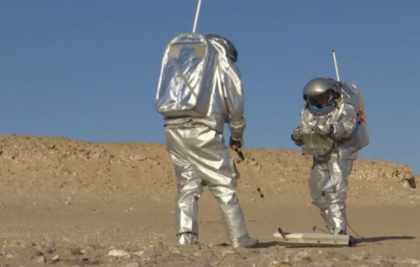 Cercetatorii testeaza in desertul Oman costume spatiale si vehicule necesare unei misiuni pe Marte Cercetatorii testeaza in desertul Oman costume spatiale si vehicule necesare unei misiuni pe Marte