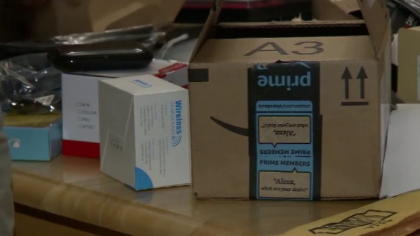 Primesc zeci de colete de la Amazon, desi nu au comandat nimic. Inselatoria din spatele cadourilor