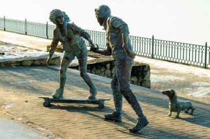 Sculptura de bronz a celor doi indragostiti din Valea Morilor a ramas fara statuia catelusului care era in urma - FOTO