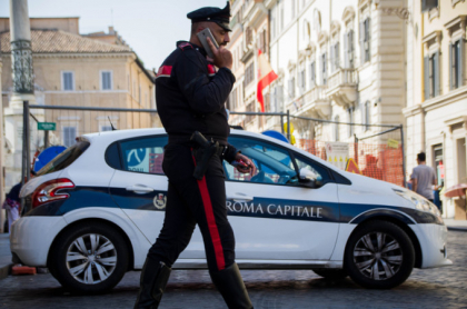 Romani prinsi in Roma in timp ce furau bagajele turistilor direct din autocar Romani prinsi in Roma in timp ce furau bagajele turistilor direct din autocar