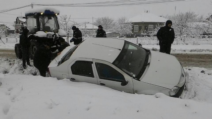 A nins abundent in nordul tarii. Un sofer a derapat cu masina de pe sosea si a ajuns cu ea intr-un sant intr-o localitate din Briceni - GALERIE FOTO