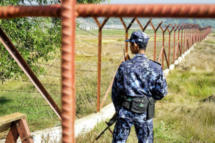 Doi jurnalisti Reuters au fost arestati dupa ce au facut dezvaluiri despre executiile in masa din Myanmar - FOTO