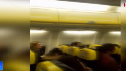 Panica la bordul unui avion Ryanair Bucuresti-Dublin. Pilotul s-a intors din drum dupa un zgomot puternic