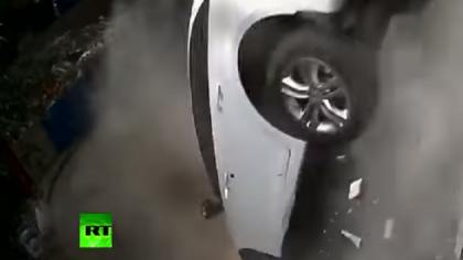 Imagini spectaculoase cu o masina care cade de la etajul doi al unei parcari Imagini spectaculoase cu o masina care cade de la etajul doi al unei parcari