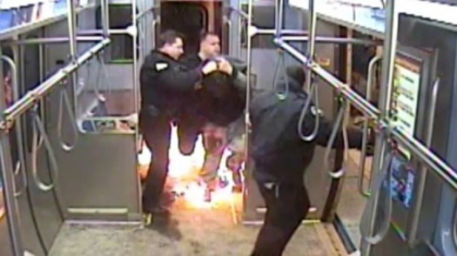 Arestare dramatica intr-un metrou din SUA: Un suspect a incendiat un vagon - VIDEO