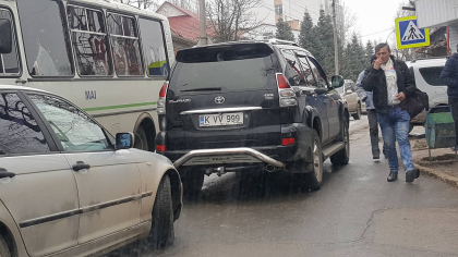 Un sofer si-a parcat masina in mijlocul strazii Korolenco si a blocat traficul. Politia se afla acolo. In regiune s-a format ambuteiaj - FOTO Un sofer si-a parcat masina in mijlocul strazii Korolenco si a blocat traficul. Politia se afla acolo. In regiune s-a format ambuteiaj - FOTO