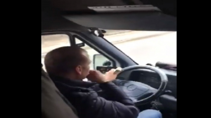 La volan, ca la cinema. Un sofer de microbuz, surprins uitandu-se la film in timp ce conducea pe strazile din capitala - VIDEO La volan, ca la cinema. Un sofer de microbuz, surprins uitandu-se la film in timp ce conducea pe strazile din capitala - VIDEO
