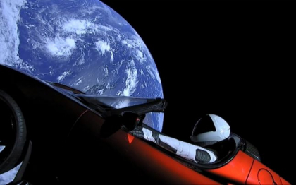 Cum si de ce a ajuns un nume de roman sa fie incrustat pe automobilul Tesla trimis in spatiu de Elon Musk