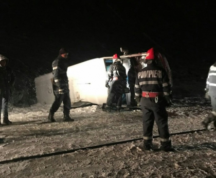 Un microbuz cu 10 moldoveni, rasturnat in Vaslui, Romania: sunt raniti - FOTO si  VIDEO