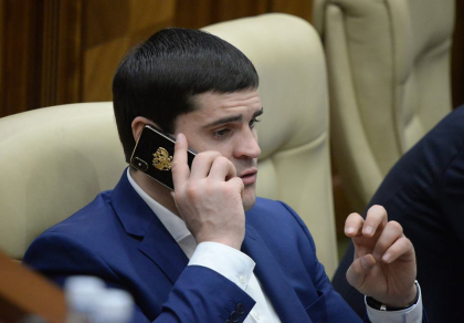 Constantin Tutu poarta cu el stema Rusiei. Aceasta este desenata chiar pe husa telefonului sau. Cum a fost surprins deputatul PD la sedinta Parlamentului - FOTO Constantin Tutu poarta cu el stema Rusiei. Aceasta este desenata chiar pe husa telefonului sau. Cum a fost surprins deputatul PD la sedinta Parlamentului - FOTO