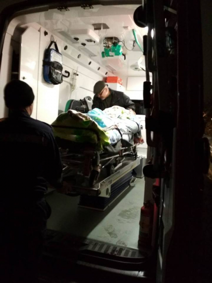 Politistul de frontiera in varsta de 32 de ani, care a cazut de la etajul trei al unui bloc de locuit din Edinet, transportat cu Smurd-ul la Chisinau - GALERIE FOTO