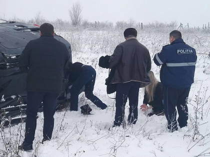 Doi sefi de politie au devenit eroi pe sosea, dupa ce au ajutat doi pasageri sa iasa din masina care s-a rasturnat pe un camp. Oamenii legii au tinut neaparat sa publice pozele de la accident pe facebook - GALERIE FOTO