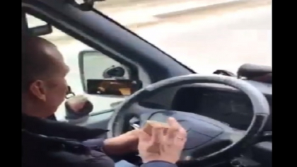 Soferul de microbuz, care a fost surprins uitandu-se la film in timp ce conducea pe strazile din capitala, identificat si amendat Soferul de microbuz, care a fost surprins uitandu-se la film in timp ce conducea pe strazile din capitala, identificat si amendat