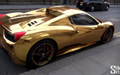 Nu s-a multumit cu un Ferrari Spider. Un campion mondial la kickboxing si-a aurit masina. VIDEO Nu s-a multumit cu un Ferrari Spider. Un campion mondial la kickboxing si-a aurit masina. VIDEO