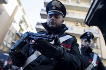 Un roman din Italia a furat salam si a vrut sa scape de agenti cu cutitul: "Nu ma tem de nimic" Un roman din Italia a furat salam si a vrut sa scape de agenti cu cutitul: "Nu ma tem de nimic"