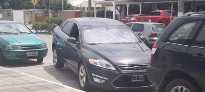 Trucul cu care a uimit milioane de oameni. Isi face masina sa "leviteze" - FOTO si VIDEO Trucul cu care a uimit milioane de oameni. Isi face masina sa "leviteze" - FOTO si VIDEO