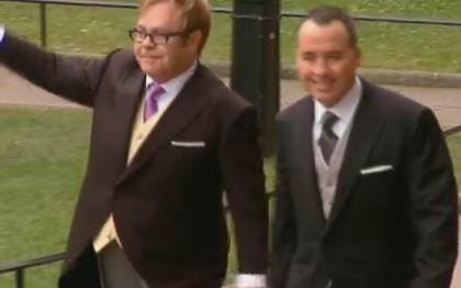 Elton John si partenerul sau de viata, David Furnish, au anuntat ca se vor casatori Elton John si partenerul sau de viata, David Furnish, au anuntat ca se vor casatori