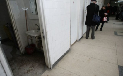 Mama a doi copii, care nu stia ca e insarcinata, a nascut in toaleta unui spital din Romania Mama a doi copii, care nu stia ca e insarcinata, a nascut in toaleta unui spital din Romania