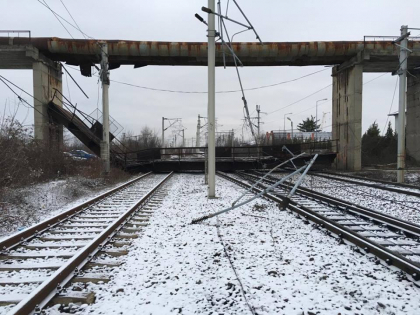 Incident grav in Gara de Vest Ploiesti, Romania. O pasarela de 10 tone s-a prabusit pe sine, 6 trenuri au fost oprite - GALERIE FOTO Incident grav in Gara de Vest Ploiesti, Romania. O pasarela de 10 tone s-a prabusit pe sine, 6 trenuri au fost oprite - GALERIE FOTO