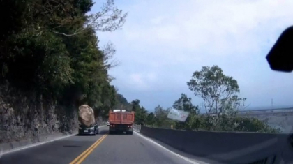 Momente de panica pentru un sofer din Taiwan. Un bolovan urias s-a desprins de pe un versant - VIDEO
