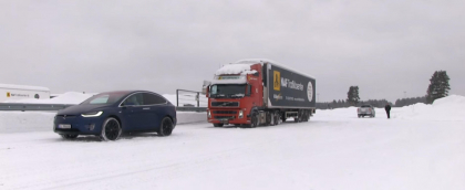 Norvegianul asta isi forteaza Model X-ul peste limite. De data asta si-a gasit sa tracteze un TIR de 43 de tone - VIDEO Norvegianul asta isi forteaza Model X-ul peste limite. De data asta si-a gasit sa tracteze un TIR de 43 de tone - VIDEO