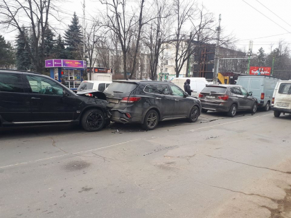 Trei SUV-uri au fost accidentate dupa ce soferul unui X5 a lovit un Santa Fe, care a ajuns intr-un X3, iar acesta - intr-un microbuz. Cum s-a intamplat totul si ce risca soferul - GALERIE FOTO