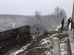 Grav accident in capitala. Un camion s-a lovit violent cu un Hyundai si a ajuns intr-un sant - GALERIE FOTO