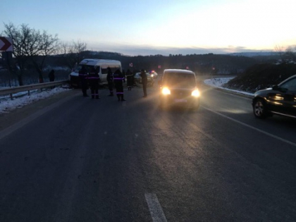 Grav accident langa satul Fundul Galbenei, Hancesti. Un Volvo s-a ciocnit violent cu un microbuz de ruta: trei persoane, transportate la spital