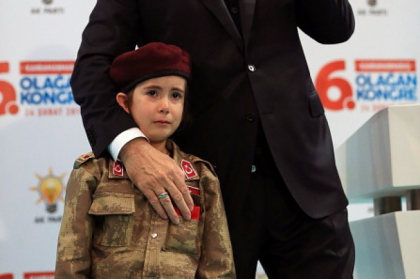 Imagini greu de privit. Promisiunea lui Erdogan pentru o fetita "soldat" - VIDEO Imagini greu de privit. Promisiunea lui Erdogan pentru o fetita "soldat" - VIDEO