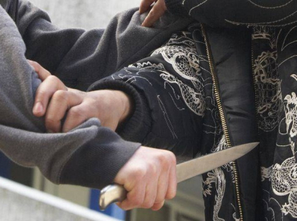 I-a infipt cutitul in spate dupa ce s-au luat la cearta in strada. Un baiat de 17 ani, transportat la spital in stare grava dupa ce a fost injunghiat de un alt adolescent