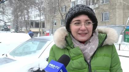 De ziua sa de nastere... a fost surprinsa pe strazi, printre masini si tractoare, supraveghind muncitorii care curata drumurile de zapada. Primarul intermar, Silvia Radu implineste astazi 46 de ani