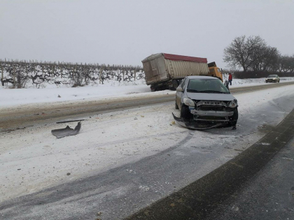 O Toyota a rasturnat un TIR, langa Ialoveni: soferul a intrat cu masina pe contrasens, a lovit in plin camionul, iar acesta a ajuns intr-un sant - GALERIE FOTO