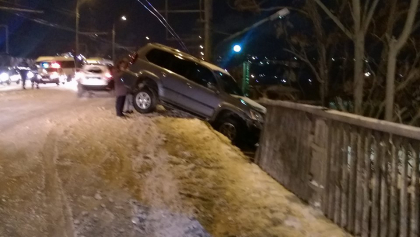 Cat pe ce sa se rastoarne cu Lexus-ul de pe un pod. Isprava unui sofer, care a incercat sa evite un accident pe strada Ismail - GALERIE FOTO Cat pe ce sa se rastoarne cu Lexus-ul de pe un pod. Isprava unui sofer, care a incercat sa evite un accident pe strada Ismail - GALERIE FOTO