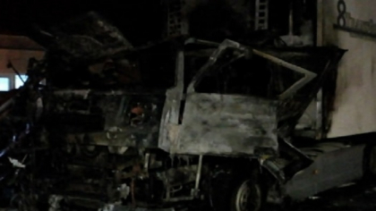 Doi moldoveni, raniti grav dupa un incendiu urmat de explozie la cabina unui tir, intr-o parcare din Romania. Flacarile s-au extins la o hala din apropiere - GALERIE FOTO Doi moldoveni, raniti grav dupa un incendiu urmat de explozie la cabina unui tir, intr-o parcare din Romania. Flacarile s-au extins la o hala din apropiere - GALERIE FOTO